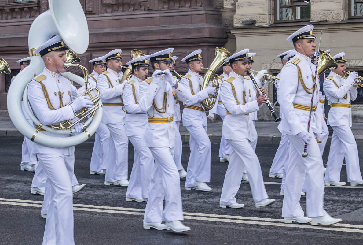 Оркестр Балтфлота в белой униформе сопровождал парад маршами на ленинградские темы: -) - Стальбаум Юрий 