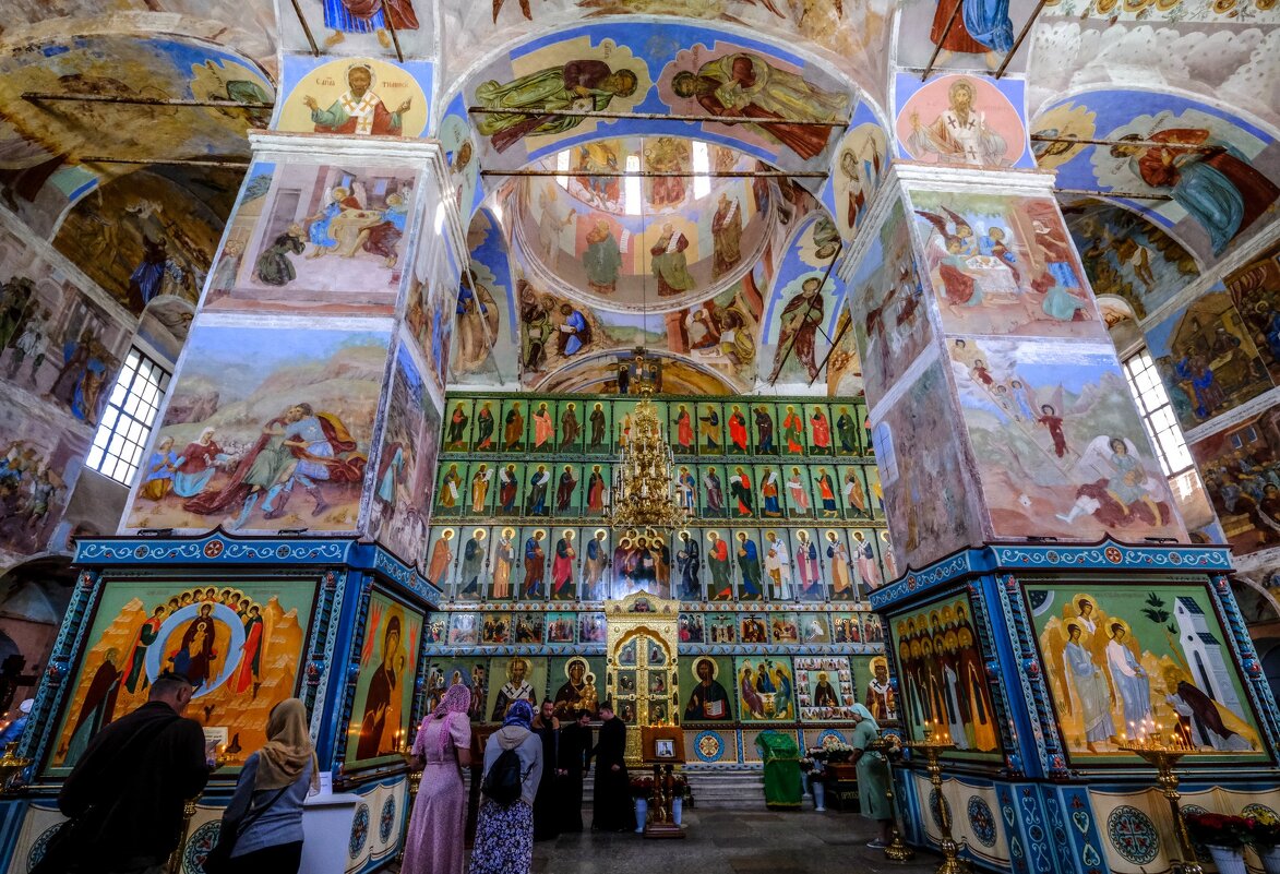 Внутри одного из храма Свирского монастыря - Георгий А