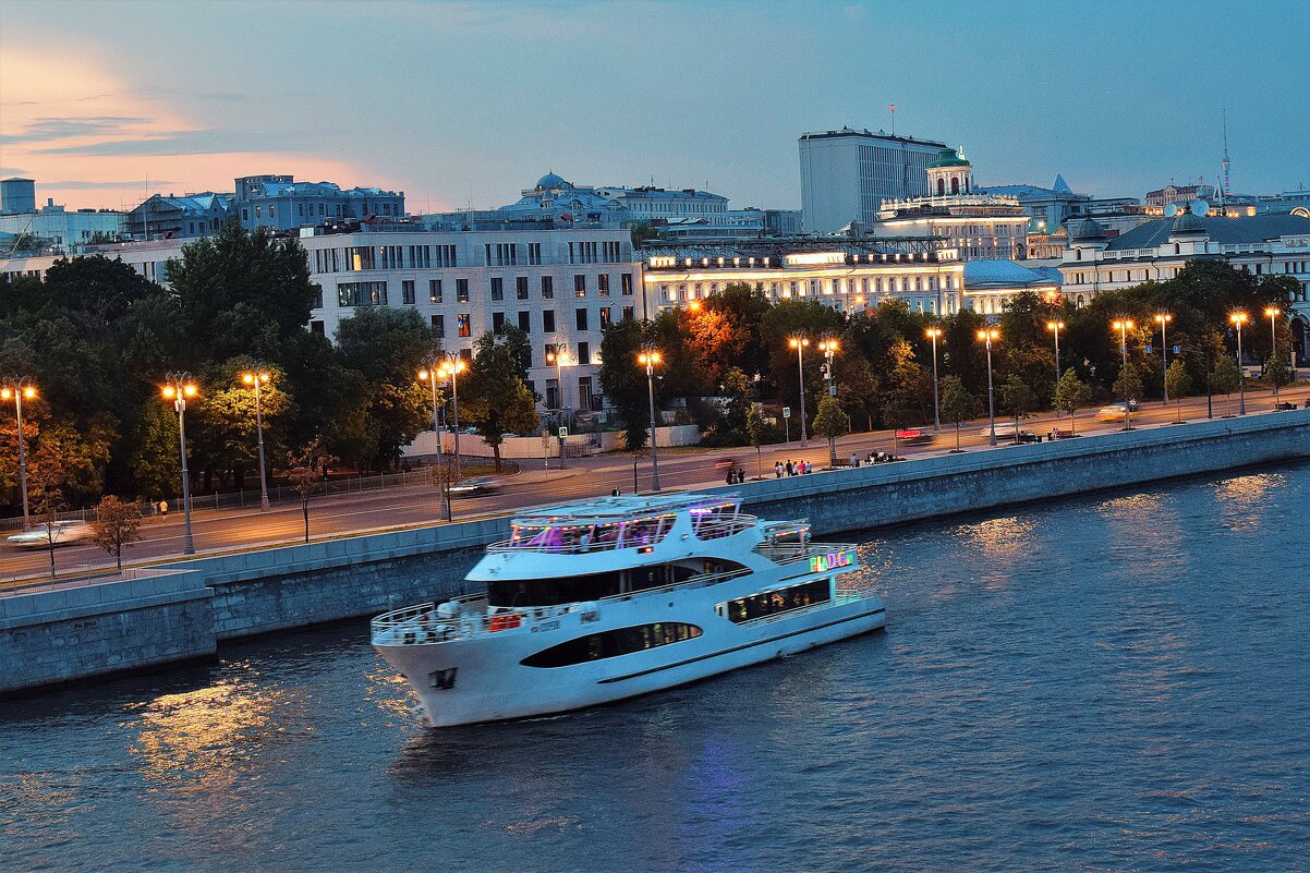 Москва зажигает огни. - Татьяна Помогалова