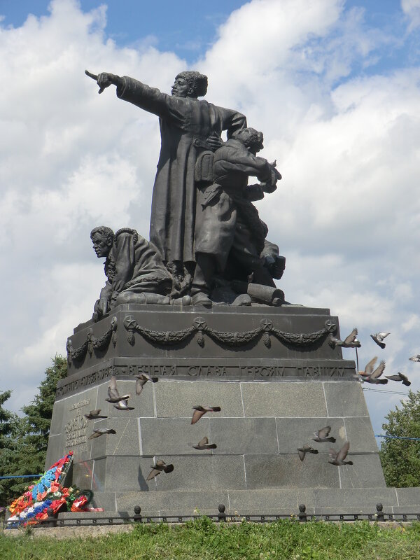 В городе Вязьма... памятник генералу Ефремову и его воинам... - Владимир Павлов