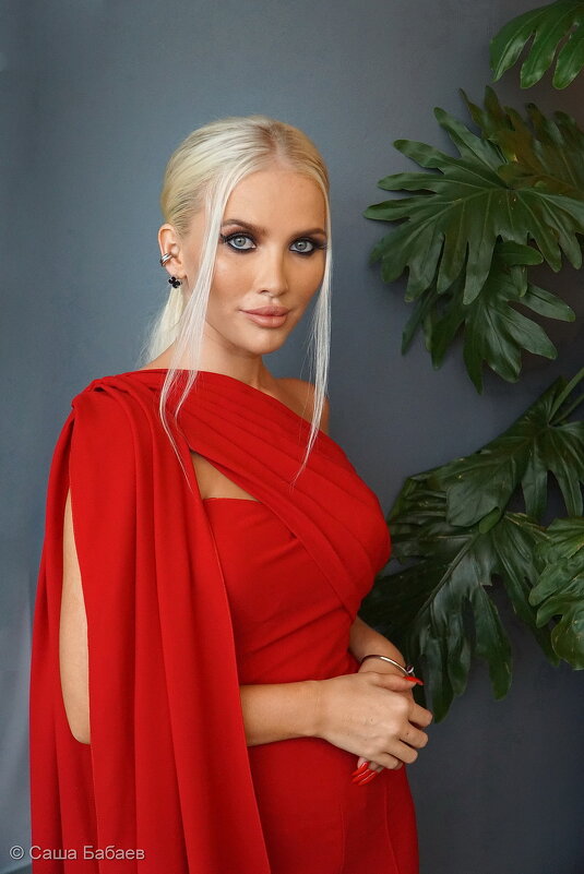 В красном платье... В пожаре заката вечером ясным - Саша Бабаев