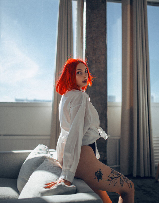 Красивая девушка с красными волосами и татуировками в нижнем белье в светлой солнечной студии - Lenar Abdrakhmanov