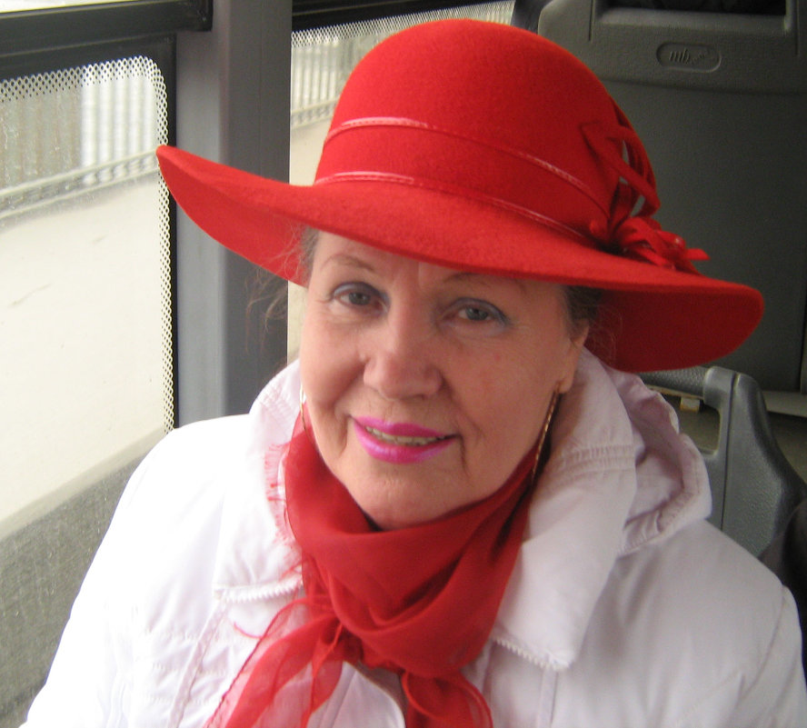 Женщина в шляпе  из  красного  фетра - Светлана 