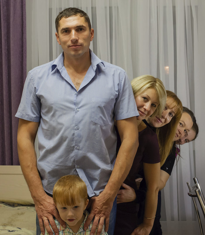 Веселая семейка - Михаил Алдущенков