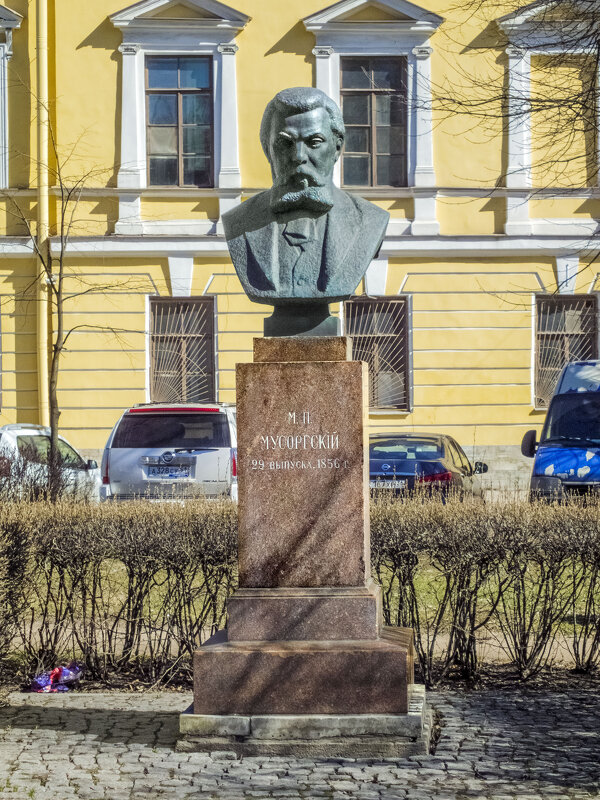 Памятник у бывшего юнкерского училища, которое окончил великий композитор - Стальбаум Юрий 