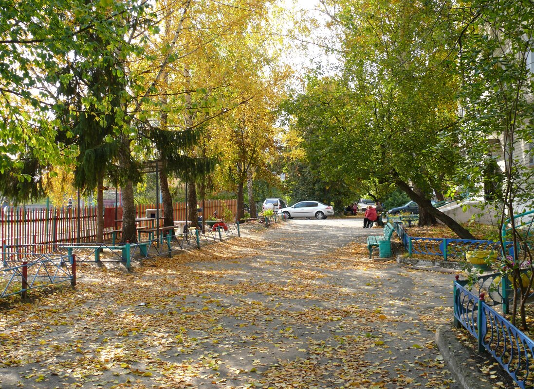 Осенний дворик - Елена Елена