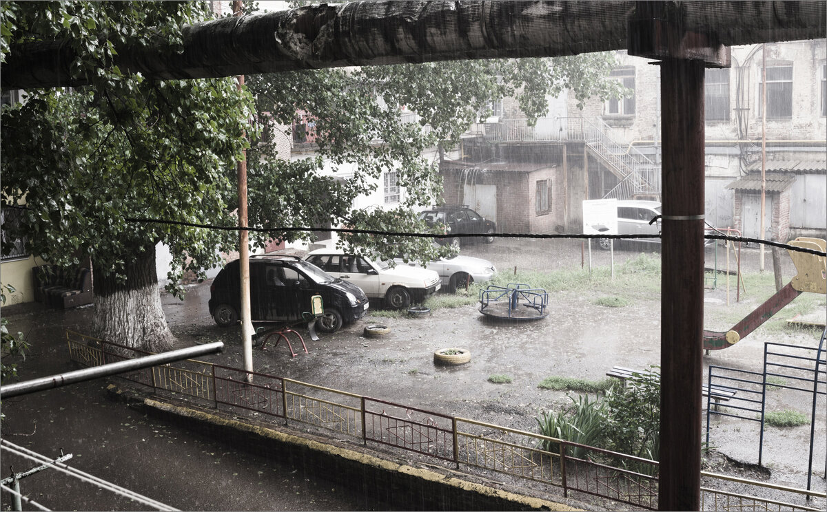 наш двор во время дождя - Grigory Spivak