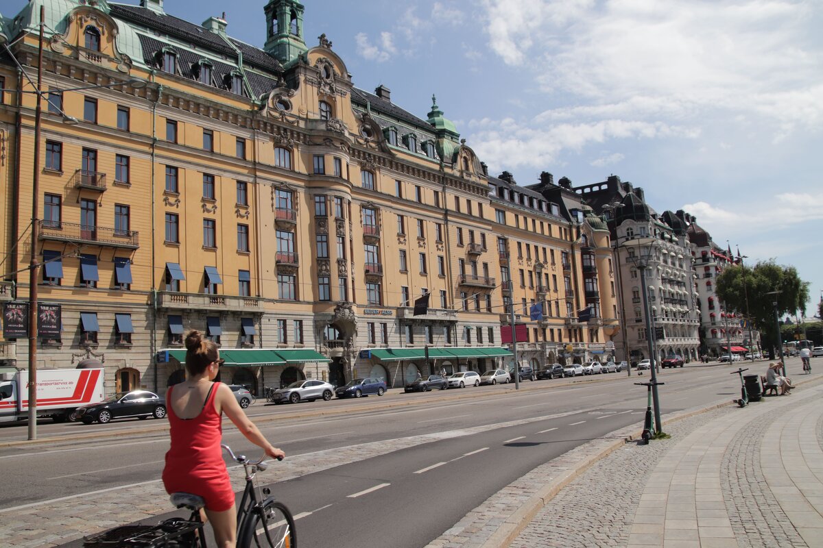 Женщина в красном на улицах Стокгольма - Michael M