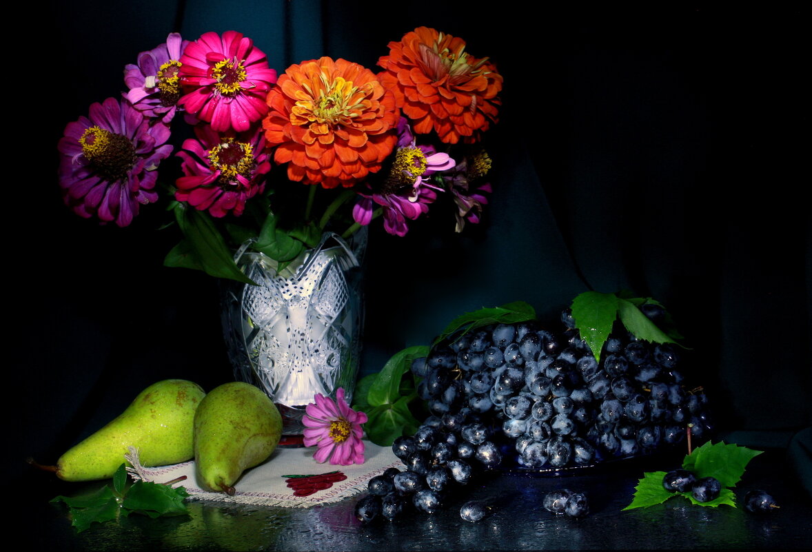 Натюрморт с цинниями и фруктами - Нэля Лысенко