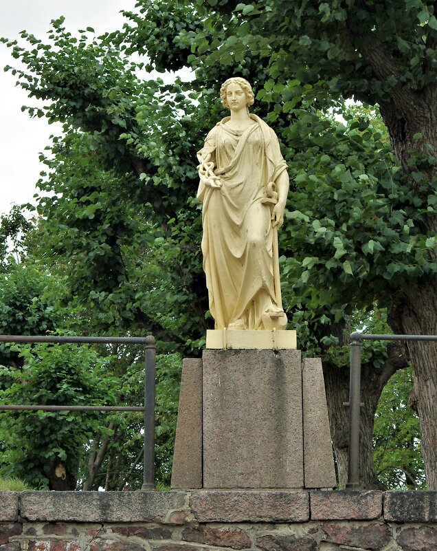 В руках скульптуры, олицетворяющей торговлю, - якорь и крылатый жезл. - Валерий Новиков