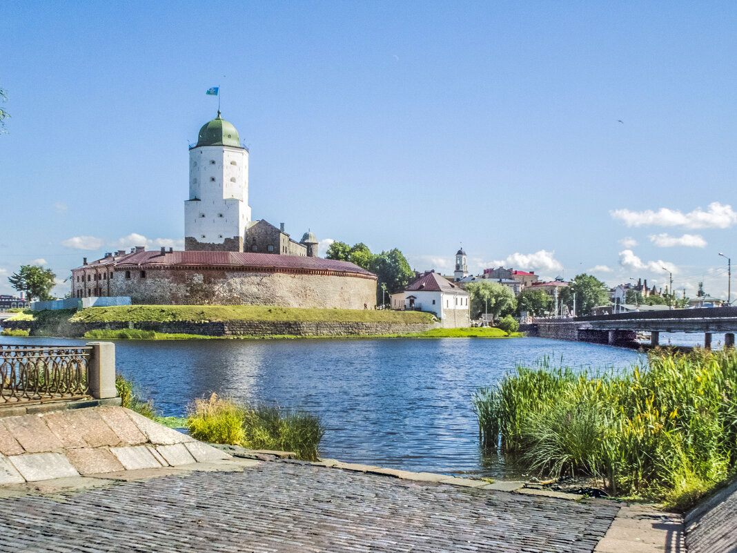 Вид на Выборгский замок от памятника адмиралу Апраксину - Стальбаум Юрий 