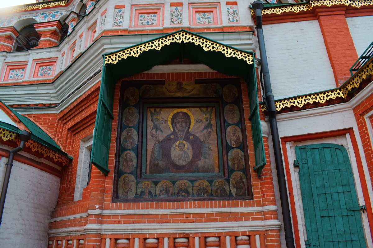 Фасадная икона Богоматерь Знамение на восточной стене храма Василия Блаженного - Татьяна Помогалова