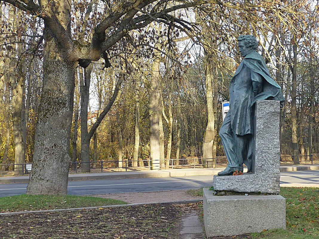 Памятник А.С. Пушкину у Египетских ворот - Лидия Бусурина