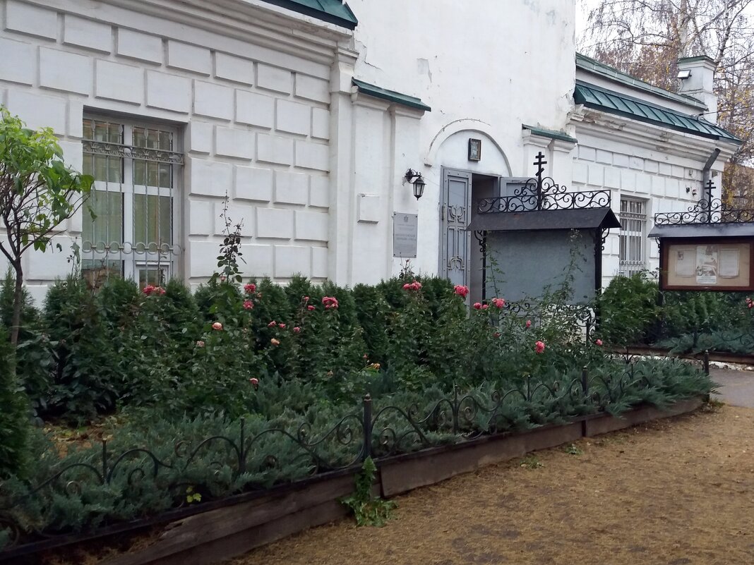 Ещё цветут цветы у храма - Galina Solovova
