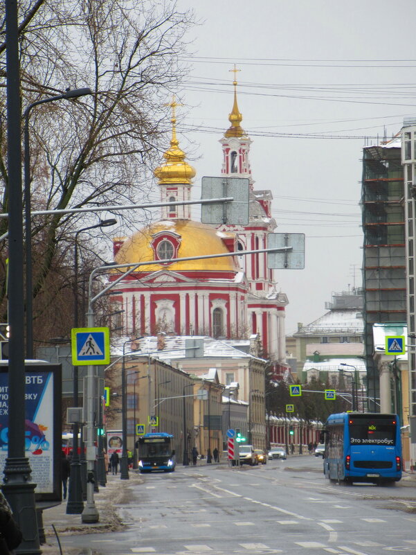 Церковь на оживленной улице - Александр Чеботарь