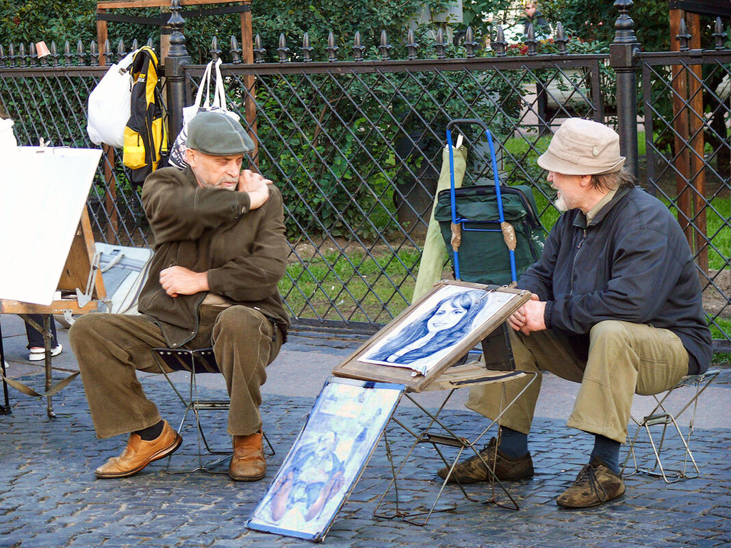 Уличные художники портретисты обмениваются творческим опытом - Стальбаум Юрий 