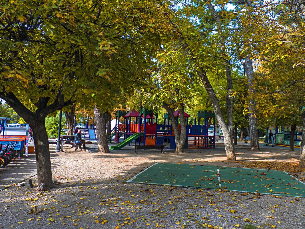 Детская площадка в парке - Валентин Семчишин