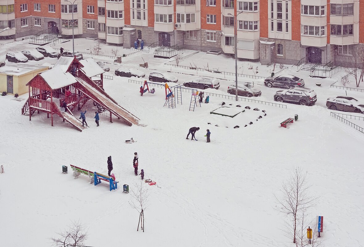 Снежный день во дворе - Валерий Иванович