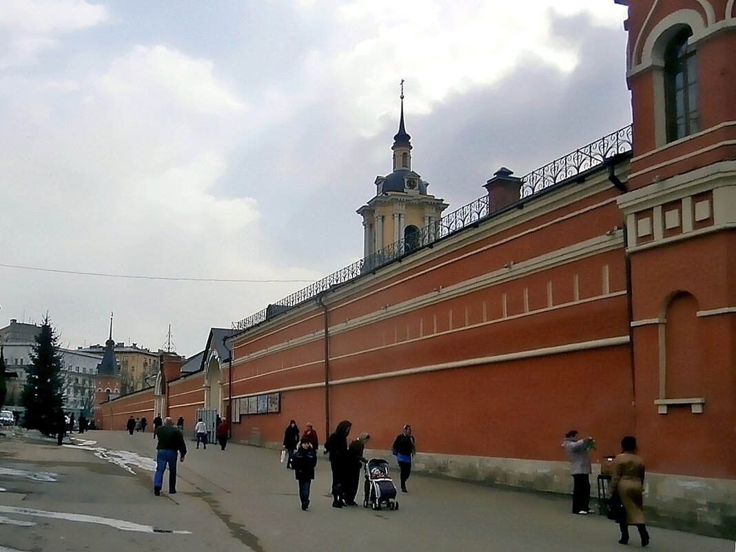 У стен Покровского монастыря в Москве. - Ольга Довженко