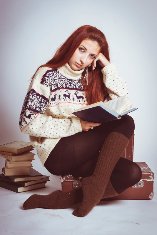Читает книги девушка - Юлия Миценко