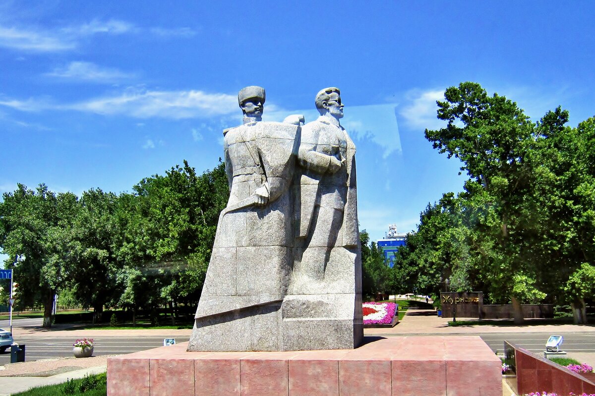 Памятник Дружбы народов - Елена (ЛенаРа)
