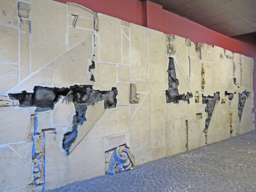 знаменитая стена от бельгийского скульптора Феликса Рулена - ИРЭН@ .