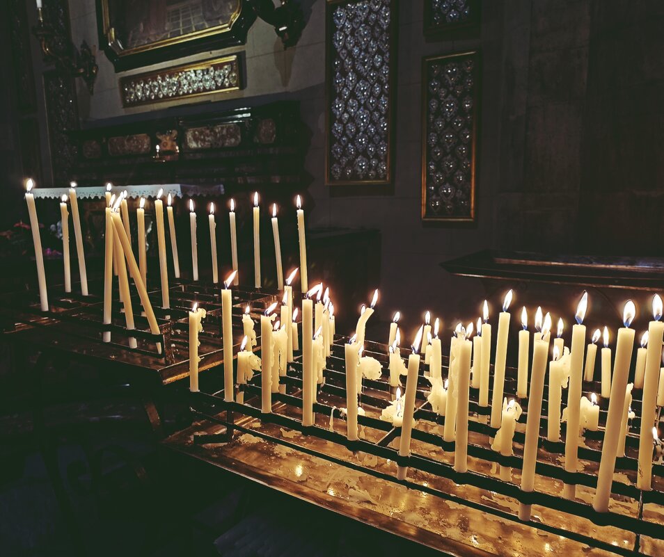 Зажженные свечи  Duomo di Como Кафедральный Собор Комо Como Италия - wea *