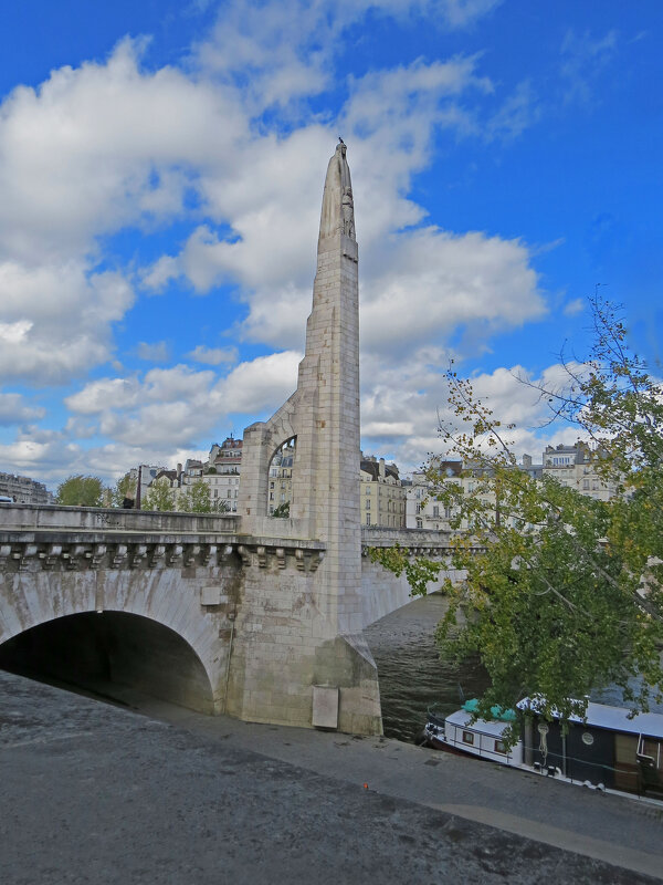 статуя Святой Женевьевы, покровительницы Парижа у моста  Турнель - ИРЭН@ .