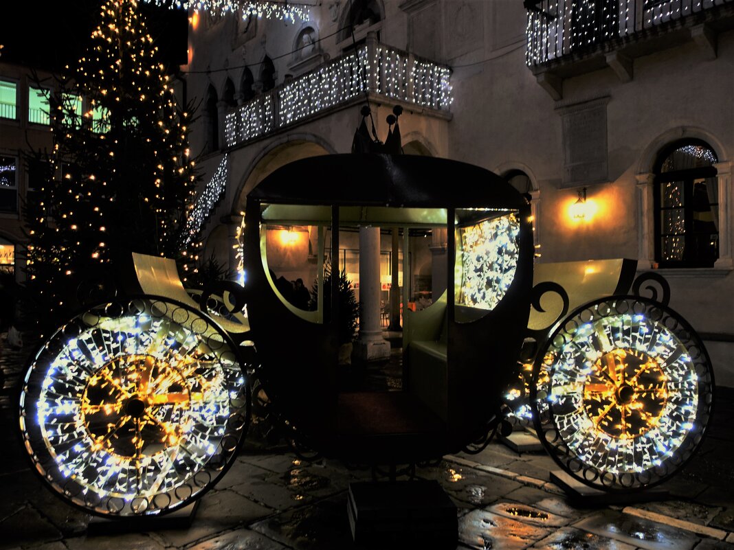 Новогодняя карета на главной площади города Копер - Aida10 