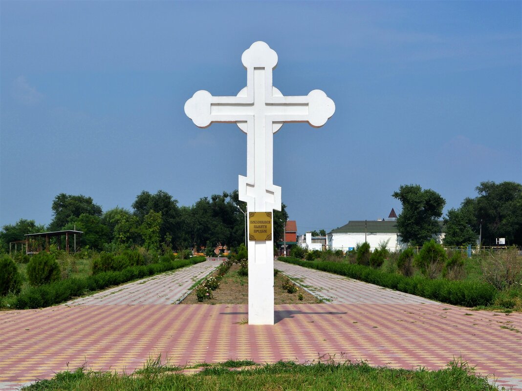 Батайск. Поклонный крест парка Дружбы Народов. - Пётр Чернега