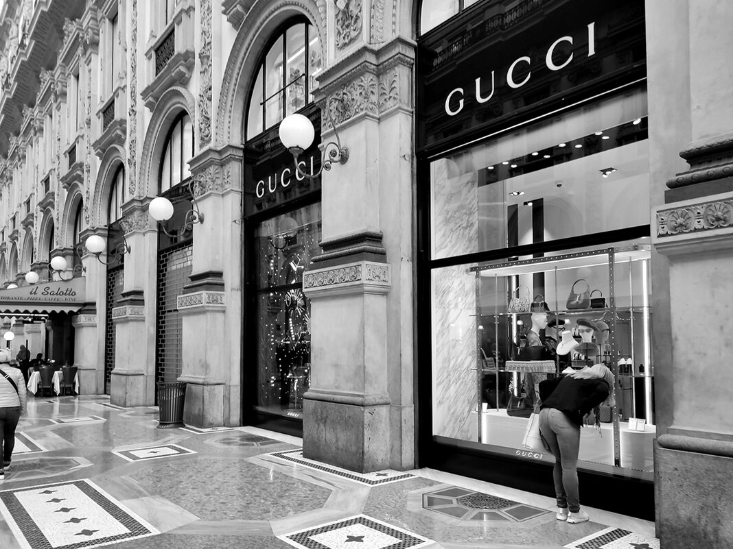 Витринный шоппинг Галерея Galleria Vittorio Emanuele II  Милан Италия - wea *