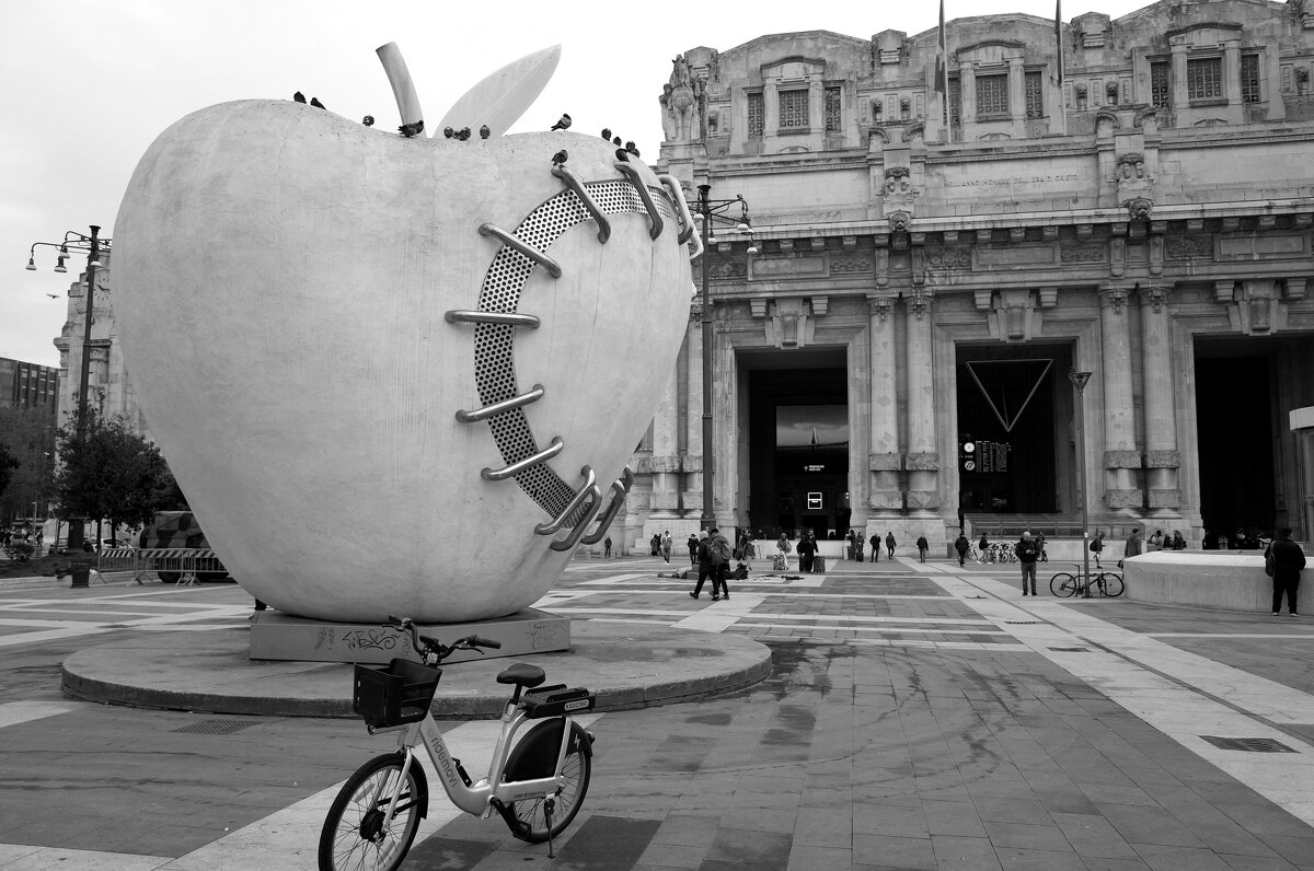 "La Mela Reintegrata" "Реинтегрированное яблоко" привокзальная площадь Милан Ита - wea *