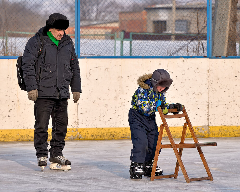 Дедуля учит кататься на коньках ... - Евгений Хвальчев