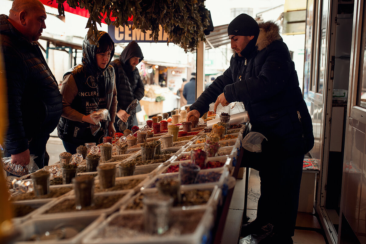Рынок в старом Дербенте с его "нерасторопной суетой", запахом специй и калоритом. - Лилия .