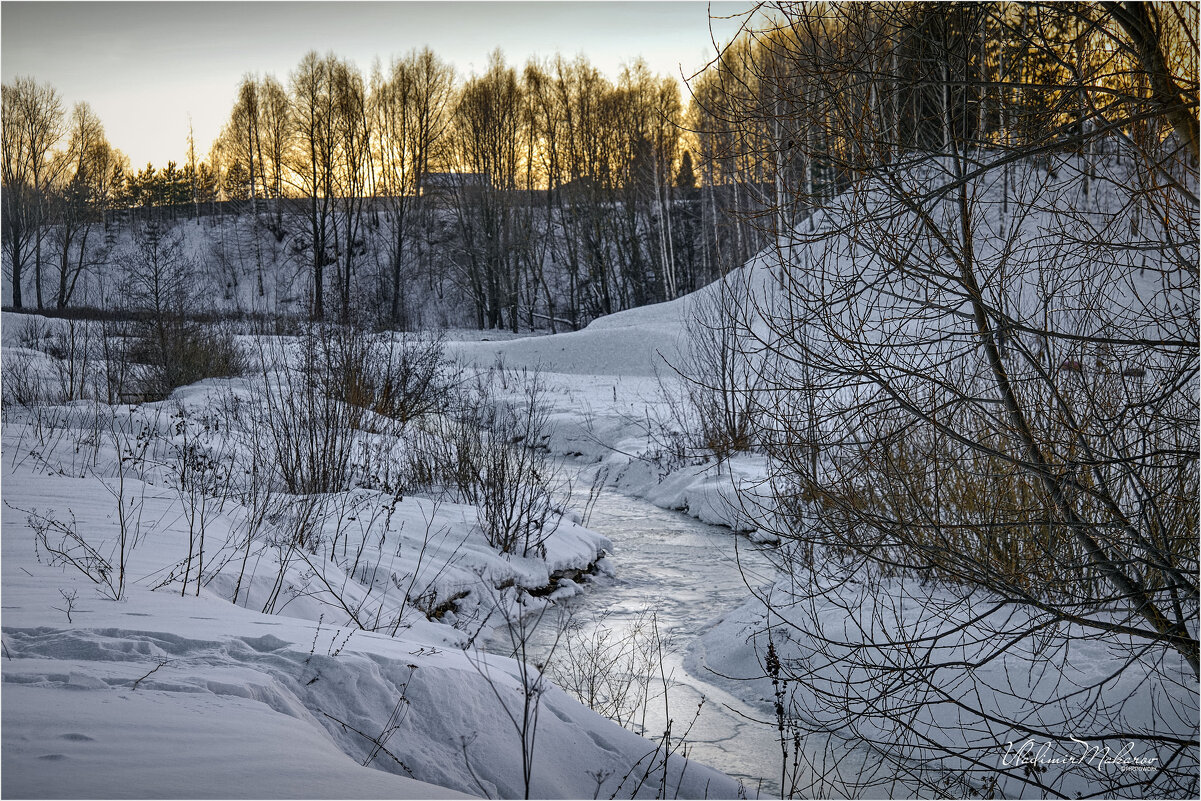 "На речке. Морозный январь"© - Владимир Макаров