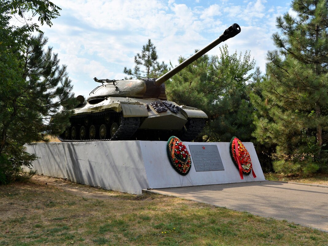 Таганрог. Памятник танку ИС - 3. - Пётр Чернега