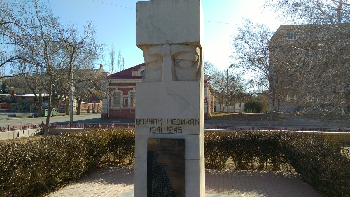 памятник военным медикам возле мед.академии - Евгения Чередниченко