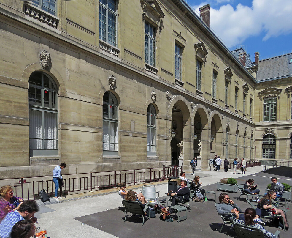 Во дворе национальной библиотеки Франции в Париже. Корпус Ришелье - ИРЭН@ .