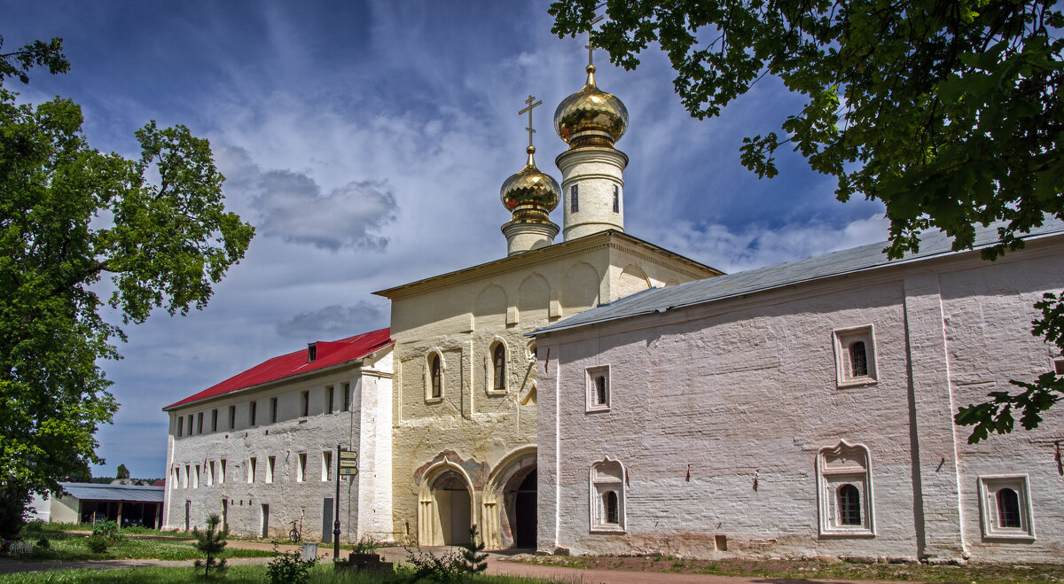 Святые врата и церковь Вознесения Господня - Valentin Orlov