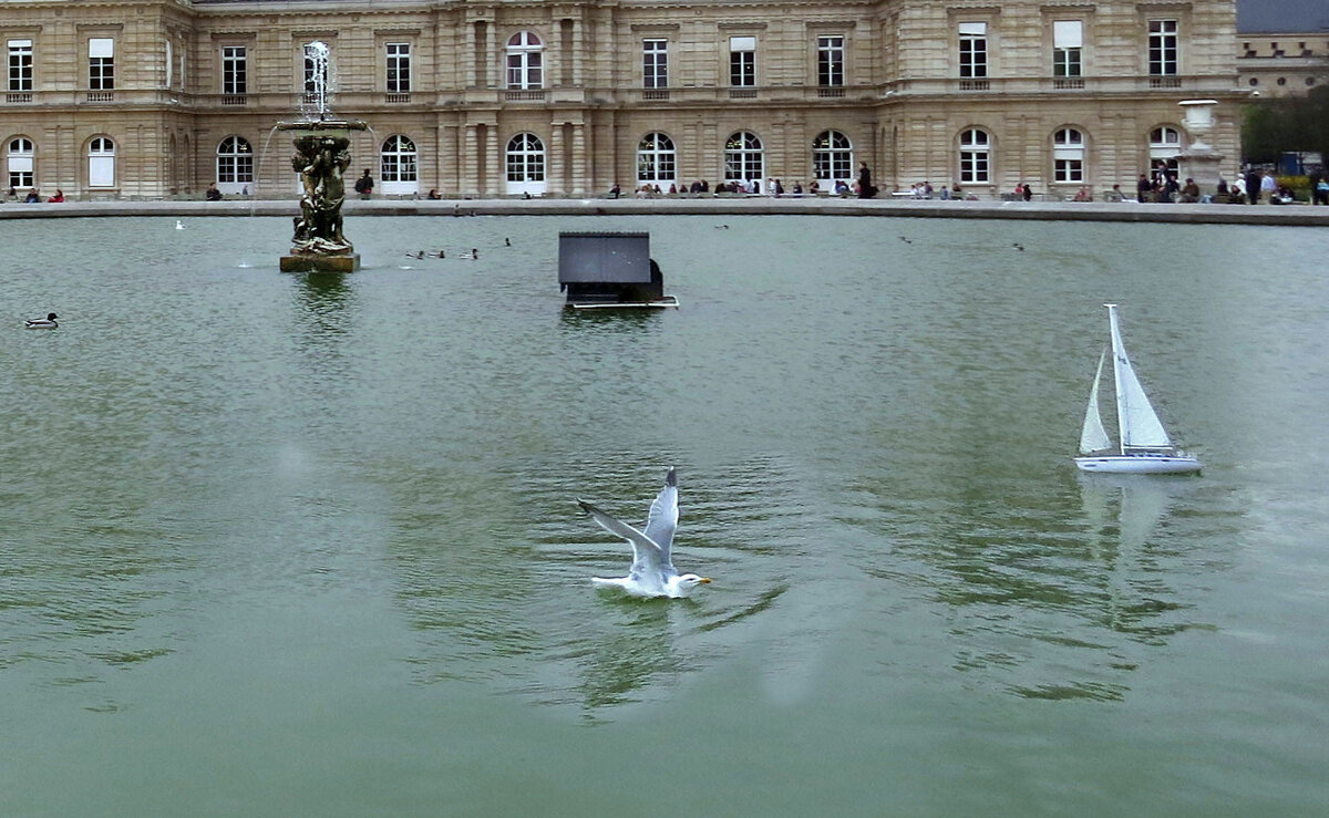 кораблики  в фонтане Парижа - ИРЭН@ .