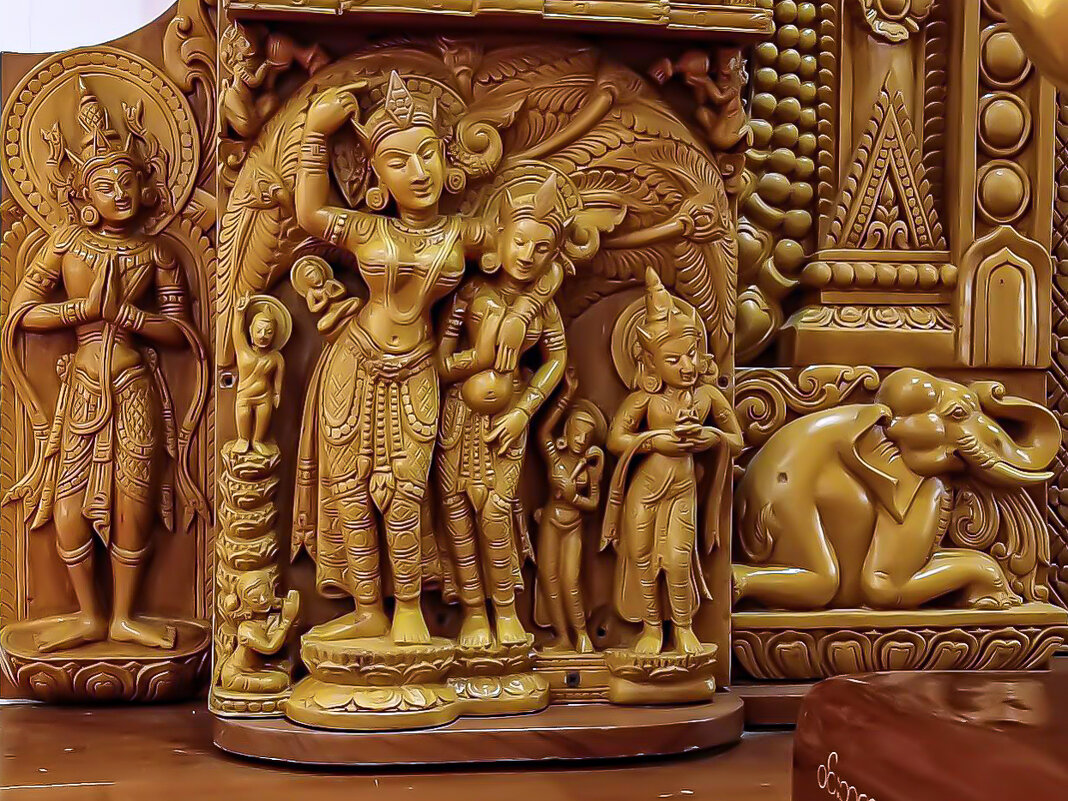 Деревянная скульптура в бирманской буддийском храме - Георгий А