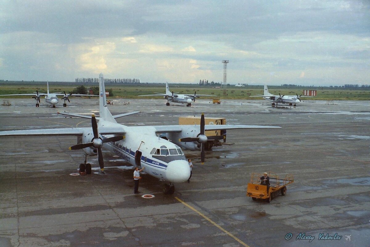 Краснодар 1990г, 241  ЛО (Лётный Отряд) выполнял региональные полёты в основном на Украину. - Alexey YakovLev