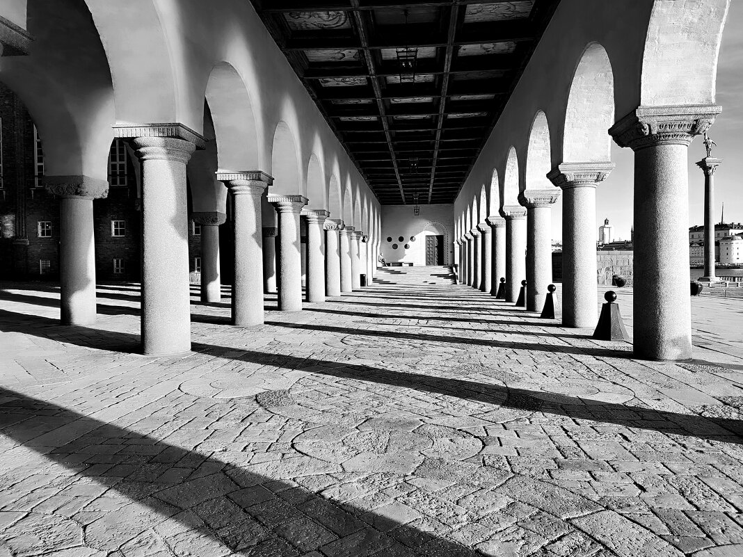 Длинные тени колонн Стокгольм Швеция - wea *