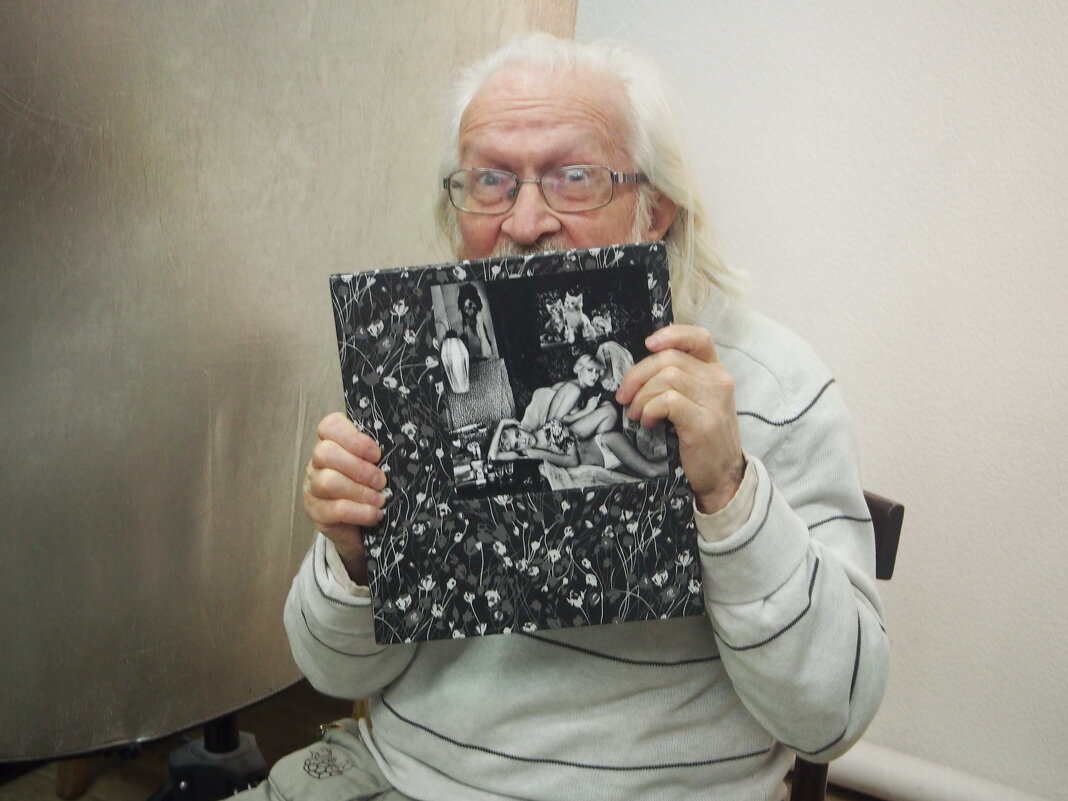 Николай Бахарев со своим альбомом фотографий - Борис 