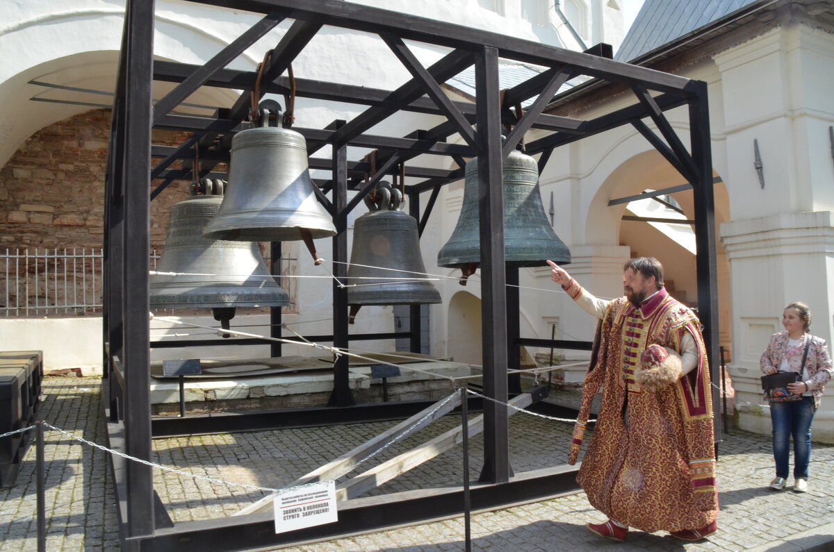 Колокола перед подъёмом на звонницу св.Софии выставлены на всеобщее обозрение - Стальбаум Юрий 