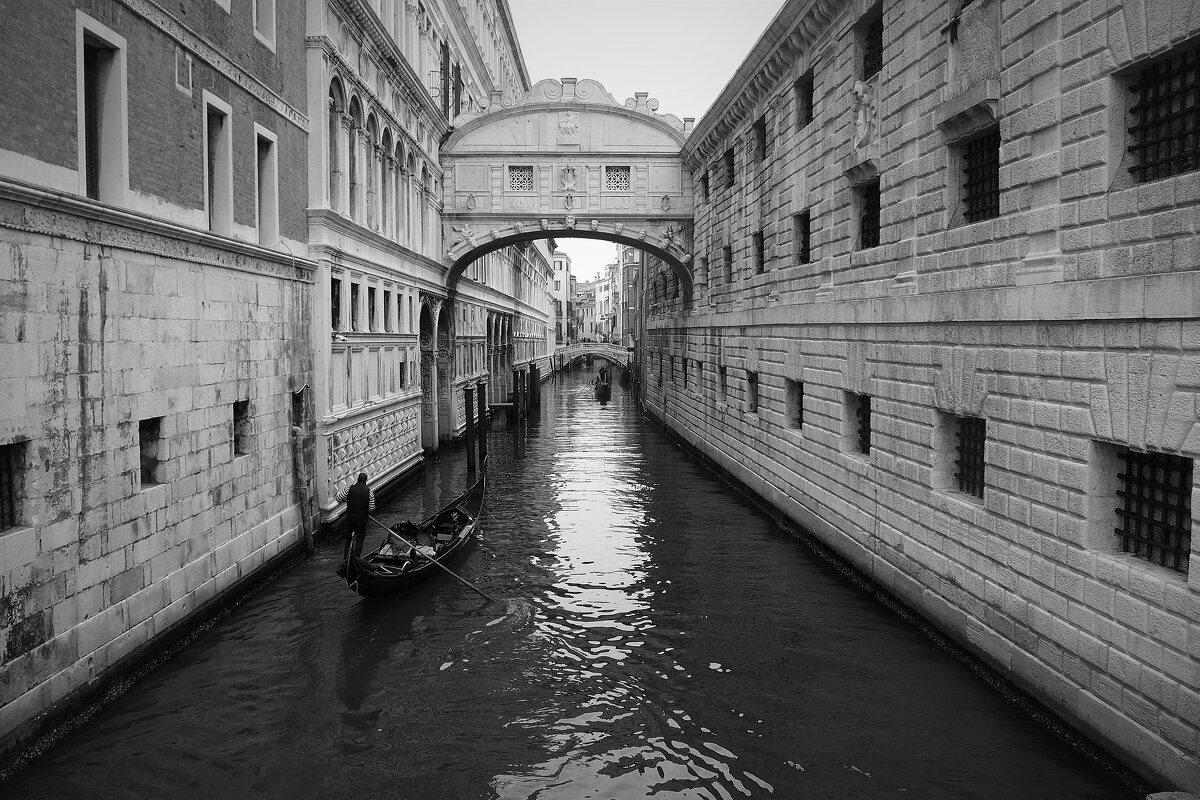 Влюбленные Моста Вздохов Ponte dei Sospiri   Венеция Италия - wea *
