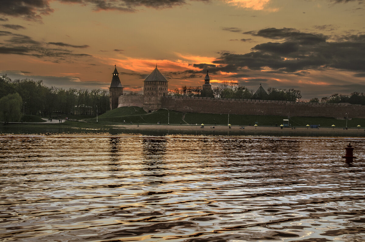 Новгородский Кремль на закате дня - Стальбаум Юрий 