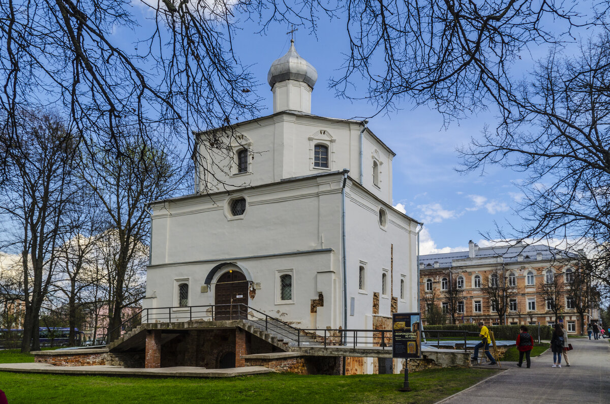 Одна из великолепных церквей в новгородской обители купечества -- Торгу (Ярославовом дворище) - Стальбаум Юрий 