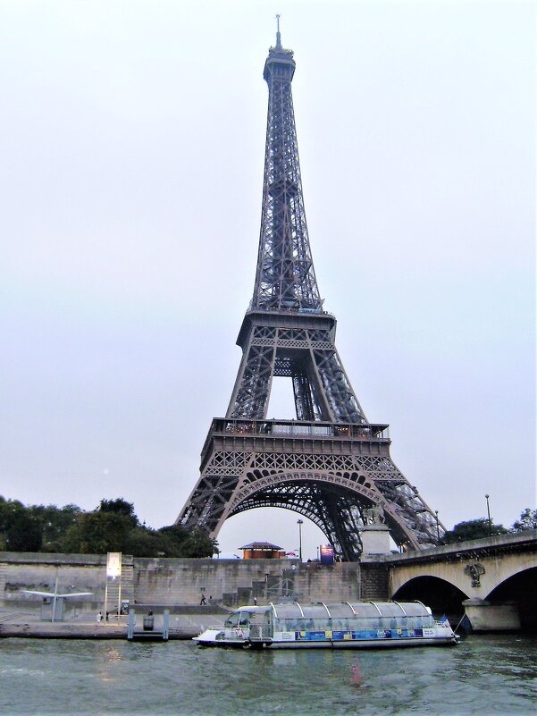 Эйфелева башня в Париже ранней осенью. - Валерий Новиков