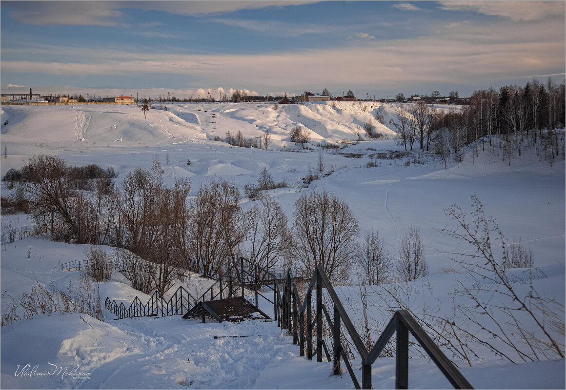 "Занесло снегом лестницу"© - Владимир Макаров